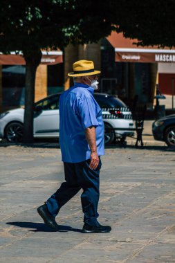 Carmona İspanya 24 Temmuz 2021 'de Carmona sokaklarında yürüyen yayalar Coronavirus salgını sırasında İspanya' yı vurdu, maske takmak zorunlu değil ama çoğu insan bunu takıyor.