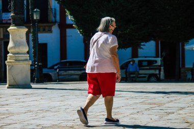 Carmona İspanya 24 Temmuz 2021 'de Carmona sokaklarında yürüyen yayalar Coronavirus salgını sırasında İspanya' yı vurdu, maske takmak zorunlu değil ama çoğu insan bunu takıyor.