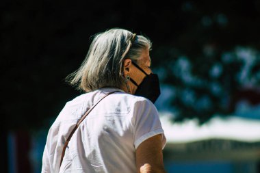 Carmona İspanya 24 Temmuz 2021 'de Carmona sokaklarında yürüyen yayalar Coronavirus salgını sırasında İspanya' yı vurdu, maske takmak zorunlu değil ama çoğu insan bunu takıyor.