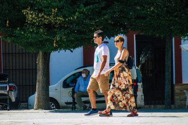 Carmona İspanya 24 Temmuz 2021 'de Carmona sokaklarında yürüyen yayalar Coronavirus salgını sırasında İspanya' yı vurdu, maske takmak zorunlu değil ama çoğu insan bunu takıyor.