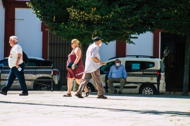 Carmona İspanya 24 Temmuz 2021 'de Carmona sokaklarında yürüyen yayalar Coronavirus salgını sırasında İspanya' yı vurdu, maske takmak zorunlu değil ama çoğu insan bunu takıyor.
