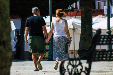 Carmona İspanya 24 Temmuz 2021 'de Carmona sokaklarında yürüyen yayalar Coronavirus salgını sırasında İspanya' yı vurdu, maske takmak zorunlu değil ama çoğu insan bunu takıyor.