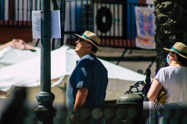 Carmona İspanya 24 Temmuz 2021 'de Carmona sokaklarında yürüyen yayalar Coronavirus salgını sırasında İspanya' yı vurdu, maske takmak zorunlu değil ama çoğu insan bunu takıyor.