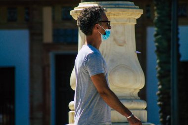 Carmona İspanya 24 Temmuz 2021 'de Carmona sokaklarında yürüyen yayalar Coronavirus salgını sırasında İspanya' yı vurdu, maske takmak zorunlu değil ama çoğu insan bunu takıyor.