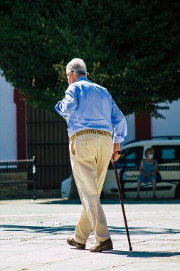 Carmona İspanya 24 Temmuz 2021 'de Carmona sokaklarında yürüyen yayalar Coronavirus salgını sırasında İspanya' yı vurdu, maske takmak zorunlu değil ama çoğu insan bunu takıyor.