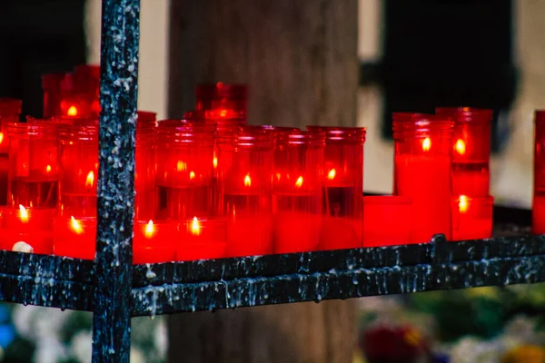 セビリアスペイン2021年7月23日セビリアの教会内の赤いろうそく信者は 献身の印としてろうそくを灯し イエスまたはマリアのために祈る — ストック写真