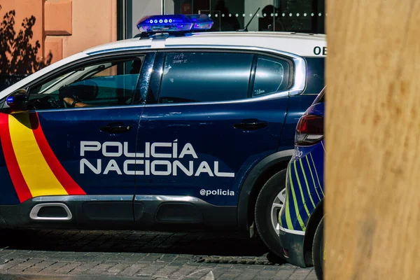 セビリアスペイン2021年7月23日スペイン南部の象徴的な都市とアンダルシア地方の首都セビリアの街をパトロールする警察の車 — ストック写真