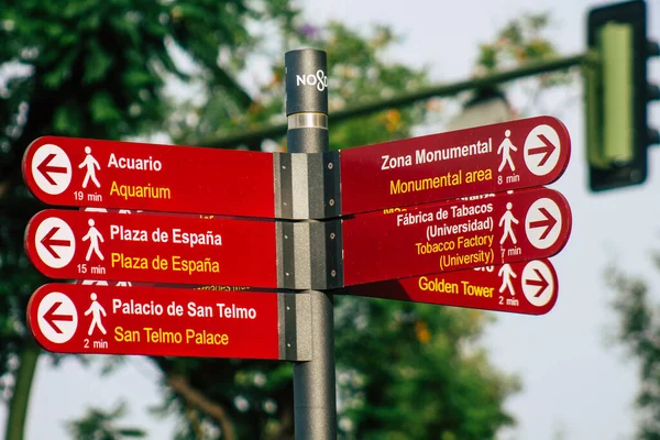 セビリアスペイン2021年7月23日道路標識や道路標識は セビリアのダウンタウンエリアの道路ユーザーに情報を提供するために 道路の両側または上に建立されました — ストック写真