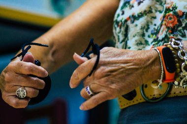 23 Temmuz 2021 'de İspanya' da flamenko dansçılarının en sevdiği müzik aleti olan Kastanet oyuncularının elleri ritim ve eşlik eder.