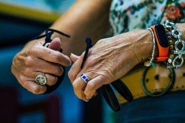 23 Temmuz 2021 'de İspanya' da flamenko dansçılarının en sevdiği müzik aleti olan Kastanet oyuncularının elleri ritim ve eşlik eder.