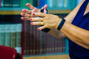 23 Temmuz 2021 'de İspanya' da flamenko dansçılarının en sevdiği müzik aleti olan Kastanet oyuncularının elleri ritim ve eşlik eder.