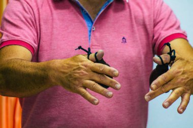 23 Temmuz 2021 'de İspanya' da flamenko dansçılarının en sevdiği müzik aleti olan Kastanet oyuncularının elleri ritim ve eşlik eder.