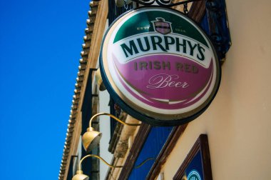 Carmona İspanya 23 Temmuz 2021 Ticari tabela Carmona 'da yer alan eski bir şehir, Avrupa' nın Parlak Yıldızı, şehir tipik bir dar ve dolambaçlı Arap yerleşimi gösteriyor.