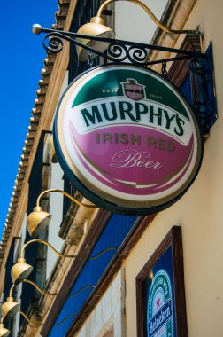 Carmona İspanya 23 Temmuz 2021 Ticari tabela Carmona 'da yer alan eski bir şehir, Avrupa' nın Parlak Yıldızı, şehir tipik bir dar ve dolambaçlı Arap yerleşimi gösteriyor.