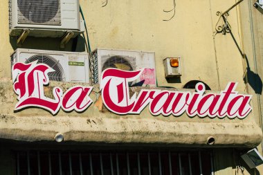 Carmona İspanya 23 Temmuz 2021 Ticari tabela Carmona 'da yer alan eski bir şehir, Avrupa' nın Parlak Yıldızı, şehir tipik bir dar ve dolambaçlı Arap yerleşimi gösteriyor.