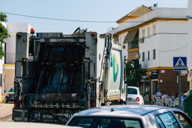 Sevilla İspanya 23 Temmuz 2021 Seville caddelerinden geçen çöp kamyonu, sembolik bir şehir ve İspanya 'nın güneyindeki Endülüs bölgesinin başkenti.
