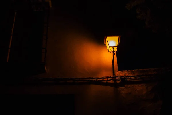Carmona Španělsko Července 2021 Pouliční Lampa Úzkých Uličkách Městě Carmona — Stock fotografie
