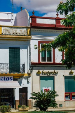 Carmona İspanya 26 Temmuz 2021 Carmona 'da Avrupa' nın Parlak Yıldızı olarak adlandırılan caddelerdeki eski ev cephesinde şehir tipik bir dar ve dolambaçlı Arap yerleşimi sergiliyor.