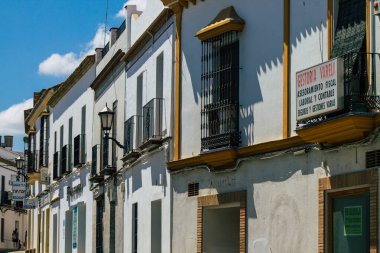 Carmona İspanya 26 Temmuz 2021 Carmona 'da Avrupa' nın Parlak Yıldızı olarak adlandırılan caddelerdeki eski ev cephesinde şehir tipik bir dar ve dolambaçlı Arap yerleşimi sergiliyor.