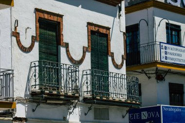 Carmona İspanya 26 Temmuz 2021 Carmona 'da Avrupa' nın Parlak Yıldızı olarak adlandırılan caddelerdeki eski ev cephesinde şehir tipik bir dar ve dolambaçlı Arap yerleşimi sergiliyor.