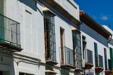 Carmona İspanya 26 Temmuz 2021 Carmona 'da Avrupa' nın Parlak Yıldızı olarak adlandırılan caddelerdeki eski ev cephesinde şehir tipik bir dar ve dolambaçlı Arap yerleşimi sergiliyor.