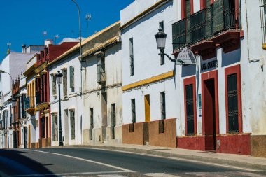 Carmona İspanya 26 Temmuz 2021 Carmona 'da Avrupa' nın Parlak Yıldızı olarak adlandırılan caddelerdeki eski ev cephesinde şehir tipik bir dar ve dolambaçlı Arap yerleşimi sergiliyor.