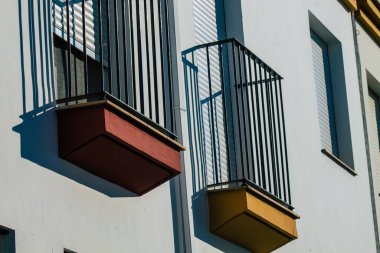 Carmona İspanya 26 Temmuz 2021 Carmona 'da Avrupa' nın Parlak Yıldızı olarak adlandırılan caddelerdeki eski ev cephesinde şehir tipik bir dar ve dolambaçlı Arap yerleşimi sergiliyor.