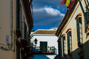 Carmona İspanya 26 Temmuz 2021 Carmona 'da Avrupa' nın Parlak Yıldızı olarak adlandırılan caddelerdeki eski ev cephesinde şehir tipik bir dar ve dolambaçlı Arap yerleşimi sergiliyor.