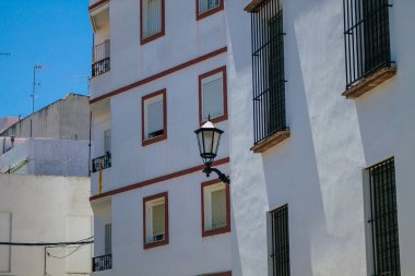 Carmona İspanya 26 Temmuz 2021 Carmona 'da Avrupa' nın Parlak Yıldızı olarak adlandırılan caddelerdeki eski ev cephesinde şehir tipik bir dar ve dolambaçlı Arap yerleşimi sergiliyor.