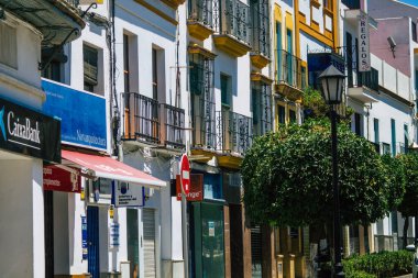 Carmona İspanya 26 Temmuz 2021 Carmona 'da Avrupa' nın Parlak Yıldızı olarak adlandırılan caddelerdeki eski ev cephesinde şehir tipik bir dar ve dolambaçlı Arap yerleşimi sergiliyor.