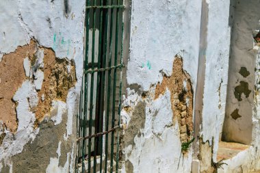 Carmona İspanya 26 Temmuz 2021 Carmona 'da Avrupa' nın Parlak Yıldızı olarak adlandırılan caddelerdeki eski ev cephesinde şehir tipik bir dar ve dolambaçlı Arap yerleşimi sergiliyor.