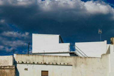 Carmona İspanya 26 Temmuz 2021 'de Avrupa' nın Parlak Yıldızı olarak adlandırılan şehir merkezi, tipik bir dar ve dolambaçlı Arap yerleşimi göstermektedir.