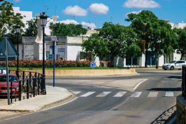 Carmona İspanya 26 Temmuz 2021 'de Avrupa' nın Parlak Yıldızı olarak adlandırılan şehir merkezi, tipik bir dar ve dolambaçlı Arap yerleşimi göstermektedir.