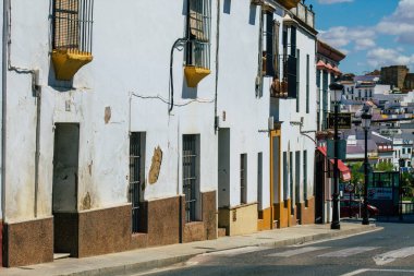 Carmona İspanya 26 Temmuz 2021 'de Avrupa' nın Parlak Yıldızı olarak adlandırılan şehir merkezi, tipik bir dar ve dolambaçlı Arap yerleşimi göstermektedir.