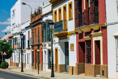 Carmona İspanya 26 Temmuz 2021 'de Avrupa' nın Parlak Yıldızı olarak adlandırılan şehir merkezi, tipik bir dar ve dolambaçlı Arap yerleşimi göstermektedir.