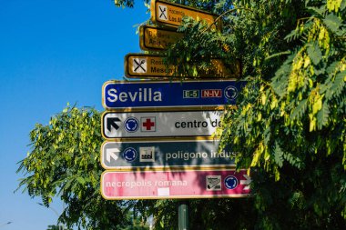 Carmona İspanya 26 Temmuz 2021. Yol tabelası, Avrupa 'nın Parlak Yıldızı adı verilen dar ve dolambaçlı Carmona kasabasında yol kullanıcılarına bilgi sağlamak için yolun kenarında veya üzerinde dikildi.