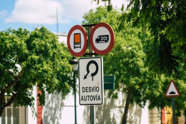 Carmona İspanya 26 Temmuz 2021. Yol tabelası, Avrupa 'nın Parlak Yıldızı adı verilen dar ve dolambaçlı Carmona kasabasında yol kullanıcılarına bilgi sağlamak için yolun kenarında veya üzerinde dikildi.