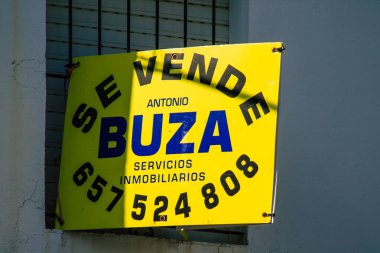 Carmona İspanya. 26 Temmuz 2021. Ticari tabela, Avrupa 'nın Parlak Yıldızı adlı eski bir şehir olan Carmona' da yer alan bir işletme. Kasaba tipik bir dar ve dolambaçlı Arap yerleşimi gösteriyor.