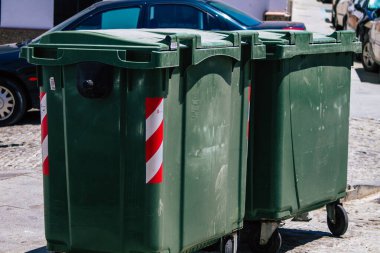 Carmona İspanya 26 Temmuz 2021 'de Avrupa' nın Parlak Yıldızı olarak adlandırılan Carmona sokaklarında bulunan çöp konteyneri, tipik bir dar ve dolambaçlı Arap yerleşimini gösteriyor.