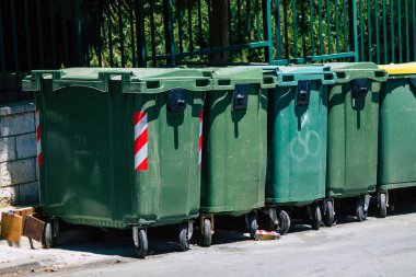 Carmona İspanya 26 Temmuz 2021 'de Avrupa' nın Parlak Yıldızı olarak adlandırılan Carmona sokaklarında bulunan çöp konteyneri, tipik bir dar ve dolambaçlı Arap yerleşimini gösteriyor.