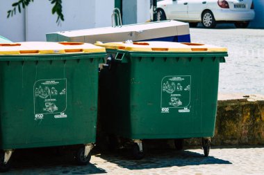 Carmona İspanya 26 Temmuz 2021 'de Avrupa' nın Parlak Yıldızı olarak adlandırılan Carmona sokaklarında bulunan çöp konteyneri, tipik bir dar ve dolambaçlı Arap yerleşimini gösteriyor.