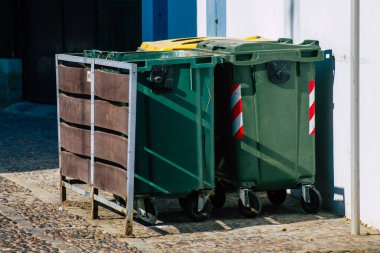 Carmona İspanya 26 Temmuz 2021 'de Avrupa' nın Parlak Yıldızı olarak adlandırılan Carmona sokaklarında bulunan çöp konteyneri, tipik bir dar ve dolambaçlı Arap yerleşimini gösteriyor.