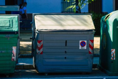 Carmona İspanya 26 Temmuz 2021 'de Avrupa' nın Parlak Yıldızı olarak adlandırılan Carmona sokaklarında bulunan çöp konteyneri, tipik bir dar ve dolambaçlı Arap yerleşimini gösteriyor.