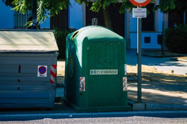 Carmona İspanya 26 Temmuz 2021 'de Avrupa' nın Parlak Yıldızı olarak adlandırılan Carmona sokaklarında bulunan çöp konteyneri, tipik bir dar ve dolambaçlı Arap yerleşimini gösteriyor.