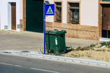 Carmona İspanya 26 Temmuz 2021 'de Avrupa' nın Parlak Yıldızı olarak adlandırılan Carmona sokaklarında bulunan çöp konteyneri, tipik bir dar ve dolambaçlı Arap yerleşimini gösteriyor.