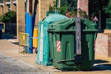 Carmona İspanya 26 Temmuz 2021 'de Avrupa' nın Parlak Yıldızı olarak adlandırılan Carmona sokaklarında bulunan çöp konteyneri, tipik bir dar ve dolambaçlı Arap yerleşimini gösteriyor.