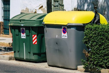 Carmona İspanya 26 Temmuz 2021 'de Avrupa' nın Parlak Yıldızı olarak adlandırılan Carmona sokaklarında bulunan çöp konteyneri, tipik bir dar ve dolambaçlı Arap yerleşimini gösteriyor.