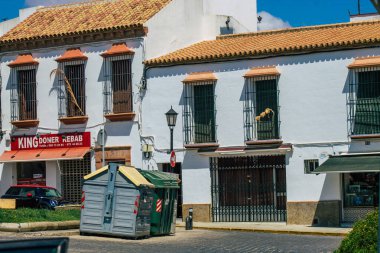 Carmona İspanya 26 Temmuz 2021 'de Avrupa' nın Parlak Yıldızı olarak adlandırılan Carmona sokaklarında bulunan çöp konteyneri, tipik bir dar ve dolambaçlı Arap yerleşimini gösteriyor.