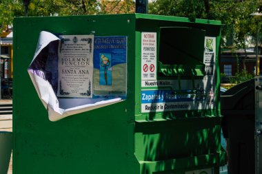 Carmona İspanya 26 Temmuz 2021 'de Avrupa' nın Parlak Yıldızı olarak adlandırılan Carmona sokaklarında bulunan çöp konteyneri, tipik bir dar ve dolambaçlı Arap yerleşimini gösteriyor.