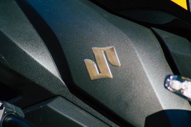 Sevilla İspanya 26 Temmuz 2021 SUZUKI VSTORM motosikleti, İspanya 'nın güneyinde, sembolik bir şehir ve Endülüs bölgesinin başkenti olan Seville sokaklarına park edilmiştir.